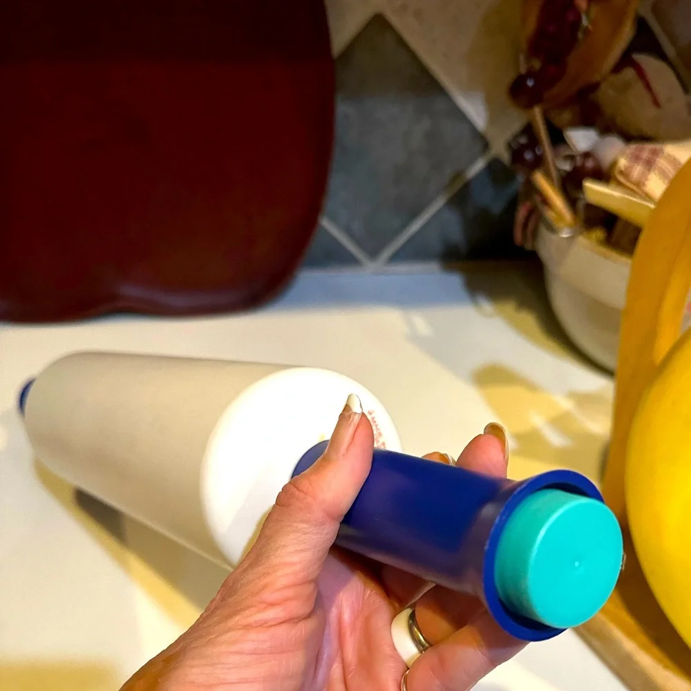 VTG TUPPERWARE FILL N CHILL ROLLING PIN WHITE BLUE BELGIUM MADE BAKE COOK PASTRY